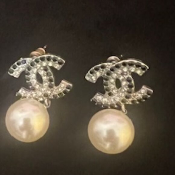 EARRINGS - Picture 1 of 1